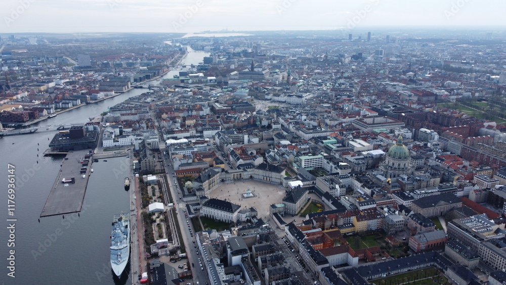 Obraz premium Vue aérienne panoramique de la ville capitale Copenhague au coucher de soleil avec lac Pavillon et pont Dronning Louises Bro, Danemark, Europe 