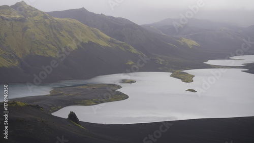 Landmannalaugar, Islande, Hautes Terres, montagnes rhyolitiques, sources chaudes géothermiques, randonnée, Laugavegur, Fjallabak, Laugahraun, Brennisteinsalda, Bláhnjúkur, Ljótipollur, paysages coloré photo