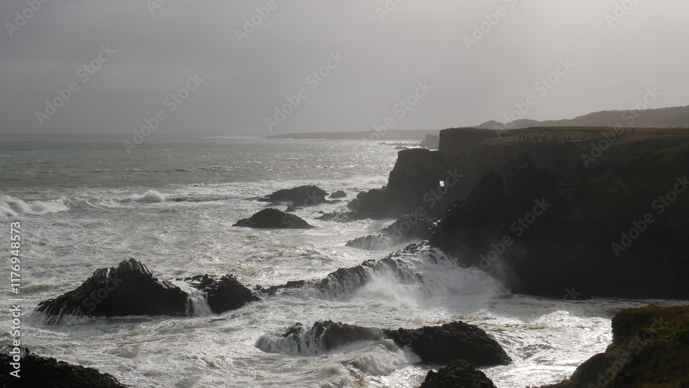 Obraz premium Snæfellsnes, Islande, péninsule, Snæfellsjökull, volcan, glacier, Kirkjufell, montagne, Arnarstapi, village de pêcheurs, Búðakirkja, église noire, Lóndrangar, falaises de basalte, Djúpalónssandur, pla