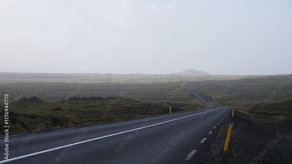 Vue aérienne au drone professionnel d’une voiture en Islande sur route désertique volcanique avec traversée de rivière off road, road trip 4x4
Vue aérienne au drone professionnel d’une voiture en Islande sur route désertique volcanique avec traversée de rivière off road, road trip 4x4