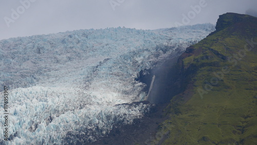 Wallpaper Mural Vue aérienne au drone professionnel d’un glacier Skaftafell en Islande avec lac et iceberg
 Torontodigital.ca