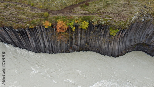 Vue aérienne immersive de la vallée Stuðlagil avec rivière et roche volcanique, Islande
 photo