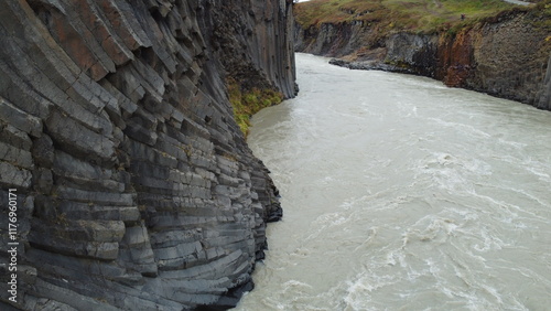 Vue aérienne immersive de la vallée Stuðlagil avec rivière et roche volcanique, Islande
 photo