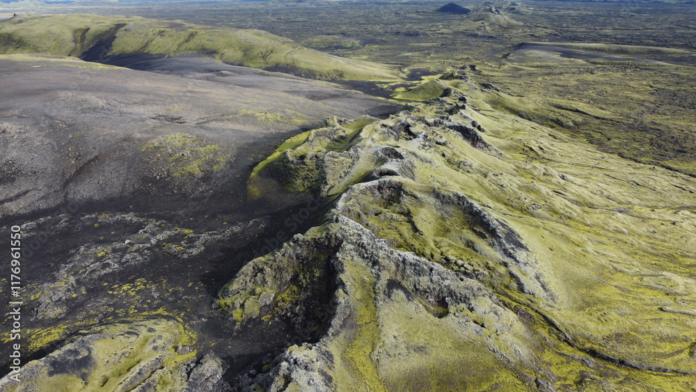 Vue aérienne panoramique de la chaîne de volcan Laki, désert de montagne de mousse, Islande
Vue aérienne panoramique de la chaîne de volcan Laki, désert de montagne de mousse, Islande