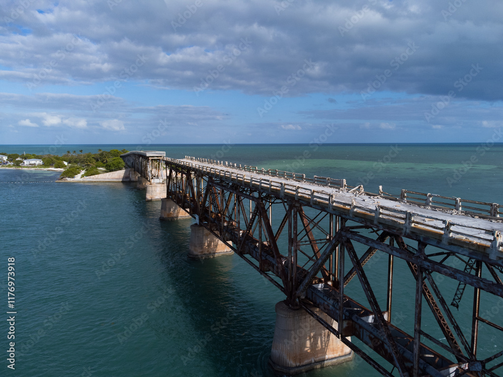 Vue aérienne professionnel au drone du pont des Keys avec bateau et eau turquoise, Floride, USA
Vue aérienne professionnel au drone du pont des Keys avec bateau et eau turquoise, Floride, USA
