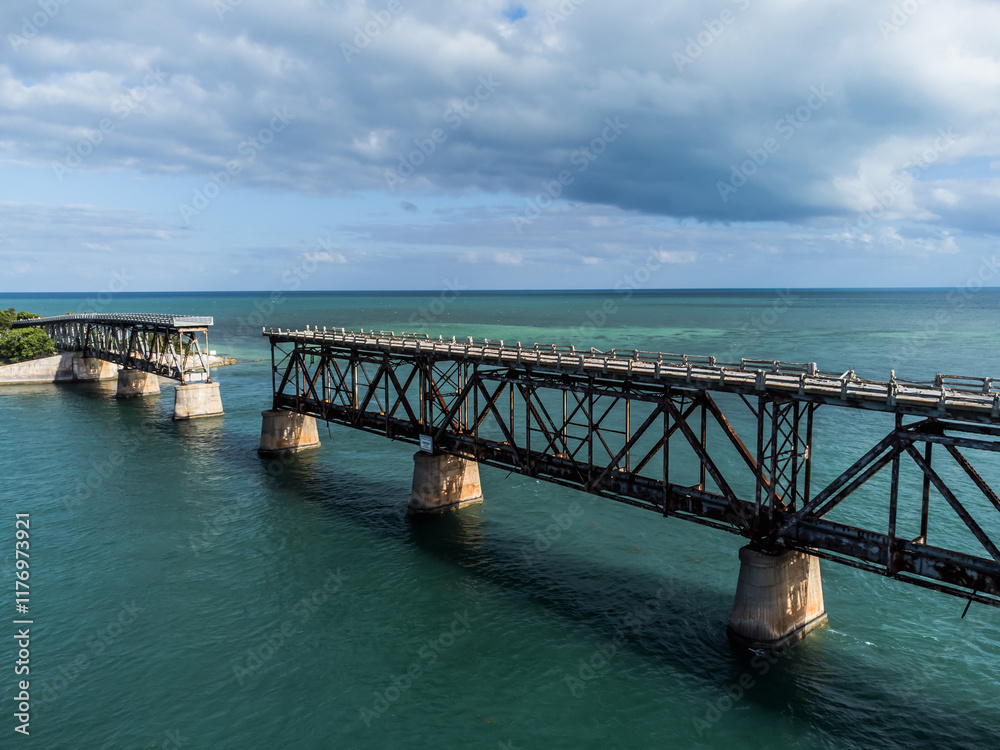 Vue aérienne professionnel au drone du pont des Keys avec bateau et eau turquoise, Floride, USA
Vue aérienne professionnel au drone du pont des Keys avec bateau et eau turquoise, Floride, USA