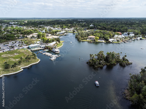Vue aérienne professionnel au drone d’un suivi de bateau au parc naturel Kings Bay, Crystal River, Floride, USA
