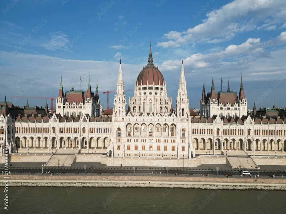 Vue aérienne panoramique de la ville capitale Budapest avec parlement hongrois Országház gothique en bord de rivière Danube, Hongrie, Europe
Vue aérienne panoramique de la ville capitale Budapest avec parlement hongrois Országház gothique en bord de rivière Danube, Hongrie, Europe