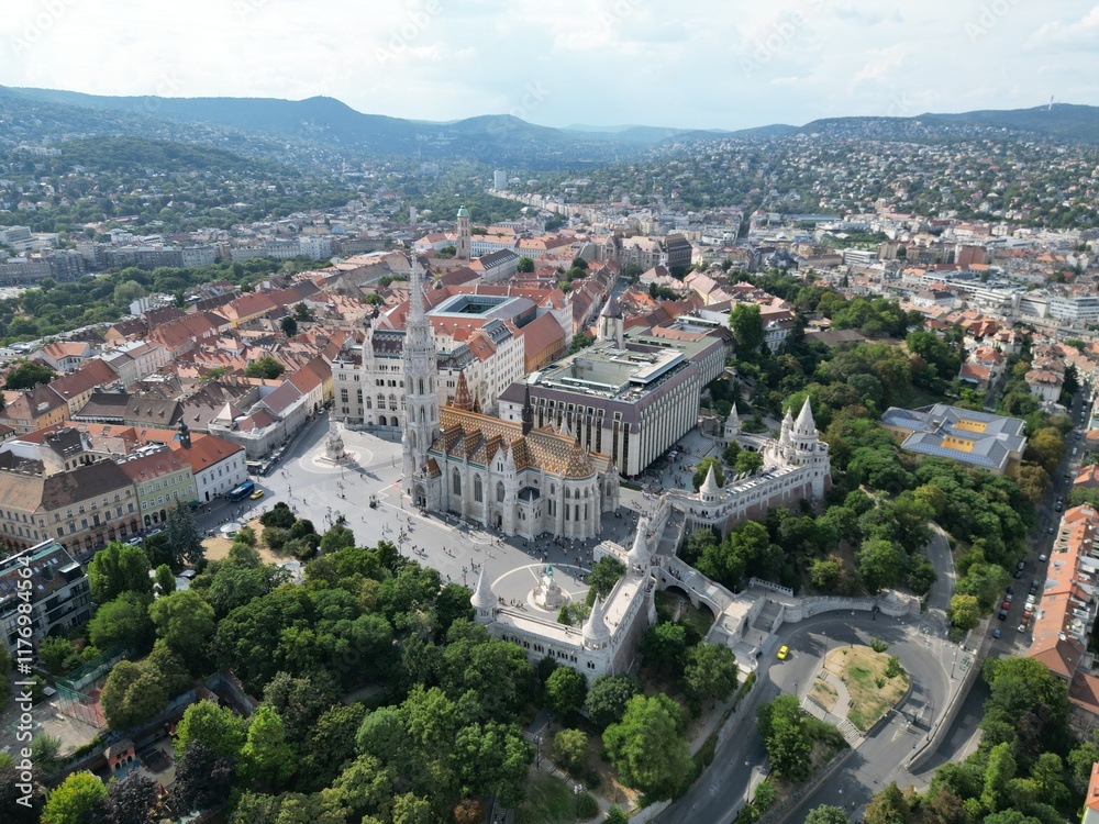 Obraz premium Vue aérienne panoramique de la ville capitale Budapest avec église Our Lady of Buda Castle, Fisherman's Bastion, Hongrie, Europe 