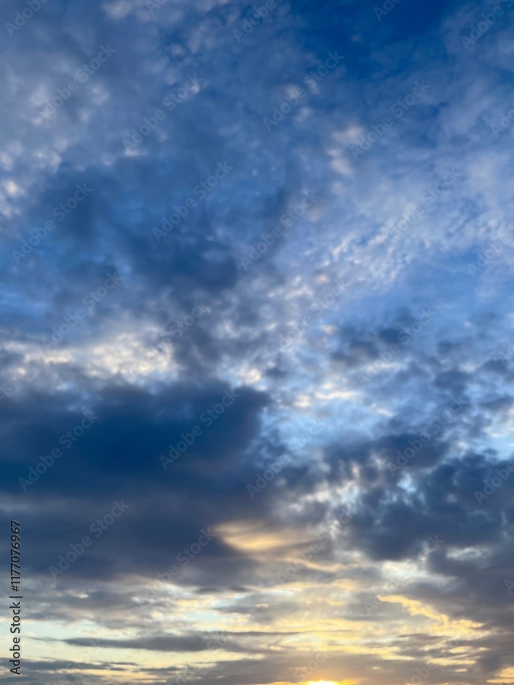 Obraz premium Dramatic afternoon sky with beautiful cloudy natural gradations in the background