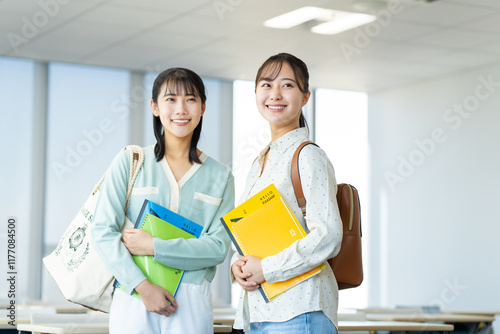 大学生の若い女性　撮影協力：学校法人電波学園　東京電子専門学校 photo