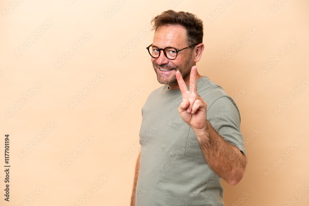 Φωτογραφία Middle age caucasian man isolated on beige background smiling and showing victor