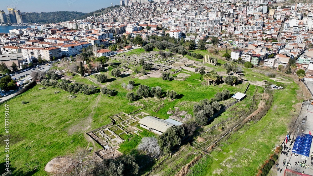 Φωτογραφία Smyrna Bayraklı Mound - Old Smyrna - Old Smyrna Bayraklı Ruins is considered one of the oldest settlements in Izmir and has a history dating back to 3,000 BC