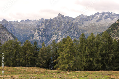 Gipfelpanorama über dem Val Masino; Blick von der Alpe Granda photo