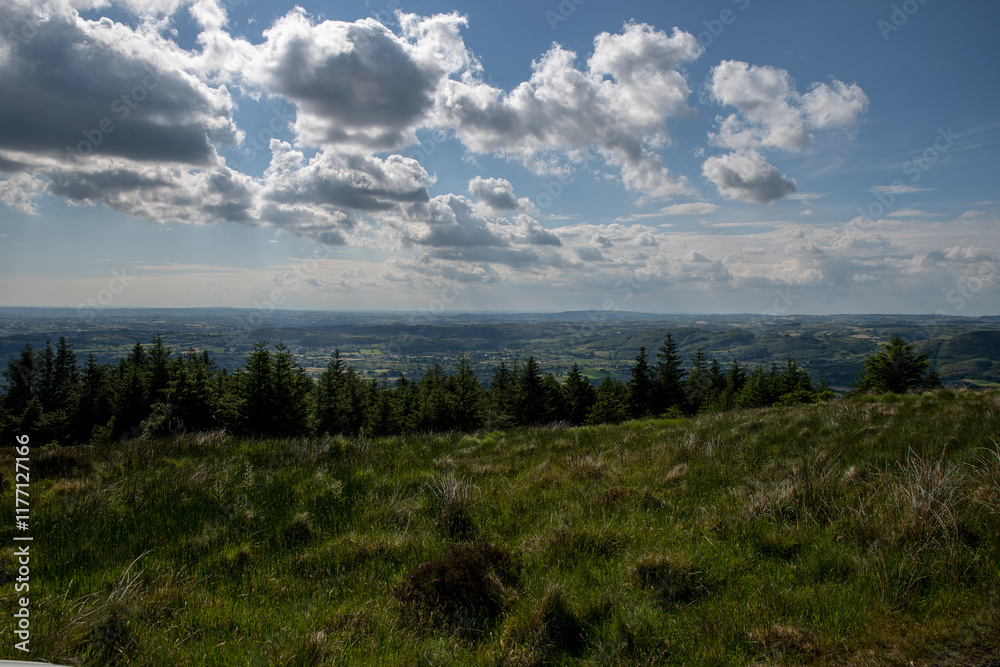 Fototapeta premium MOUNTAINOUS LANDSCAPE IN THE CLOUDS