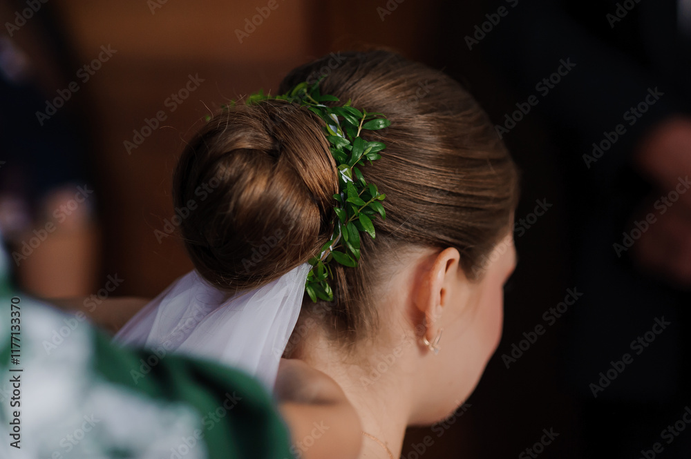 Naklejka premium Elegant Bride with Floral Hairpiece and Classic Bun Hairstyle