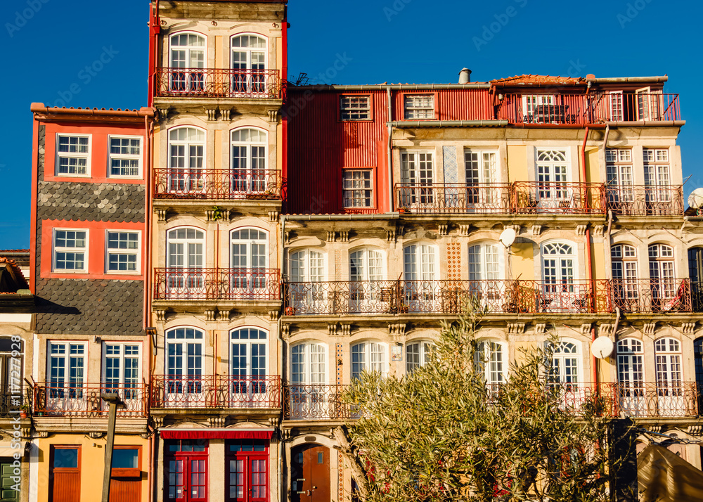 Obraz premium Sunlit Facades of Ribeira: A Glimpse into Porto's Architectural Heritage