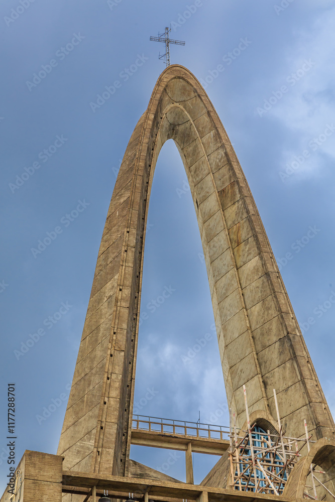 Fototapeta premium A large, curved building with a cross on top