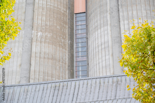 Obraz na płótnie Concrete building with vertical lines. w salonie