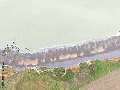 vue aérienne prise par un drone montrant les falaises en Normandie, la plage de galets et la mer, vue de dessus photo