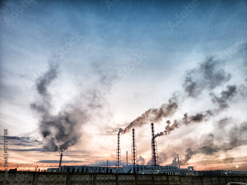 Foto Heavy smoke billows from industrial pipes at sunset, showcasing environmental po