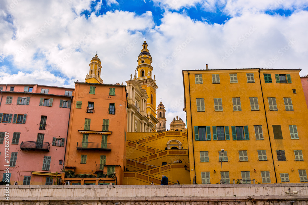 Vue sur la ville de Menton capitale du citron et la Basilique Saint-Michel Archange en France