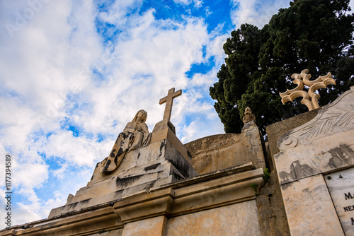 Le Cimetière du Vieux Château sur les hauteurs de Menton en France photo