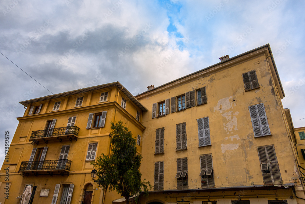 Fototapeta premium Dans les rues de Menton, capitale du citron en France