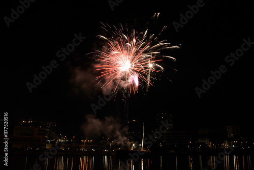 feu d'artifice, Choisy le Roi, la Seine, Val de Marne, 94, France photo