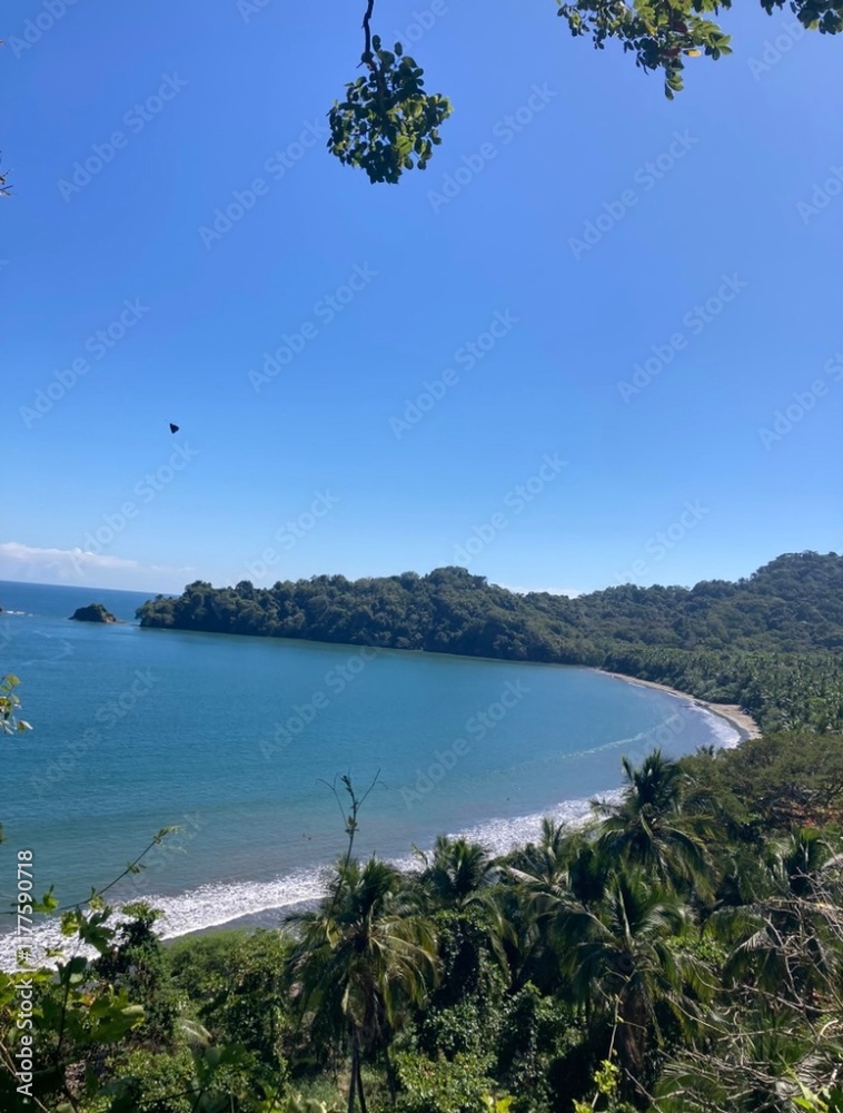 Naklejka premium Costa Rican Lookout Overlooking a Stunning Beach