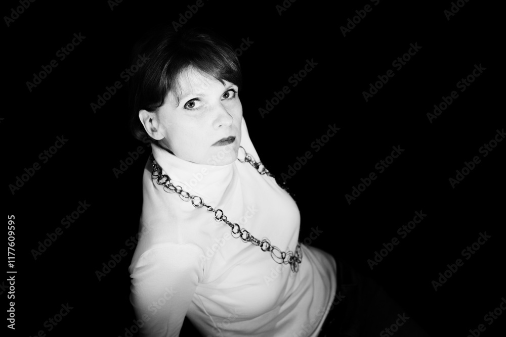 Naklejka premium Frau in seitlicher Pose als Schwarzweißporträt