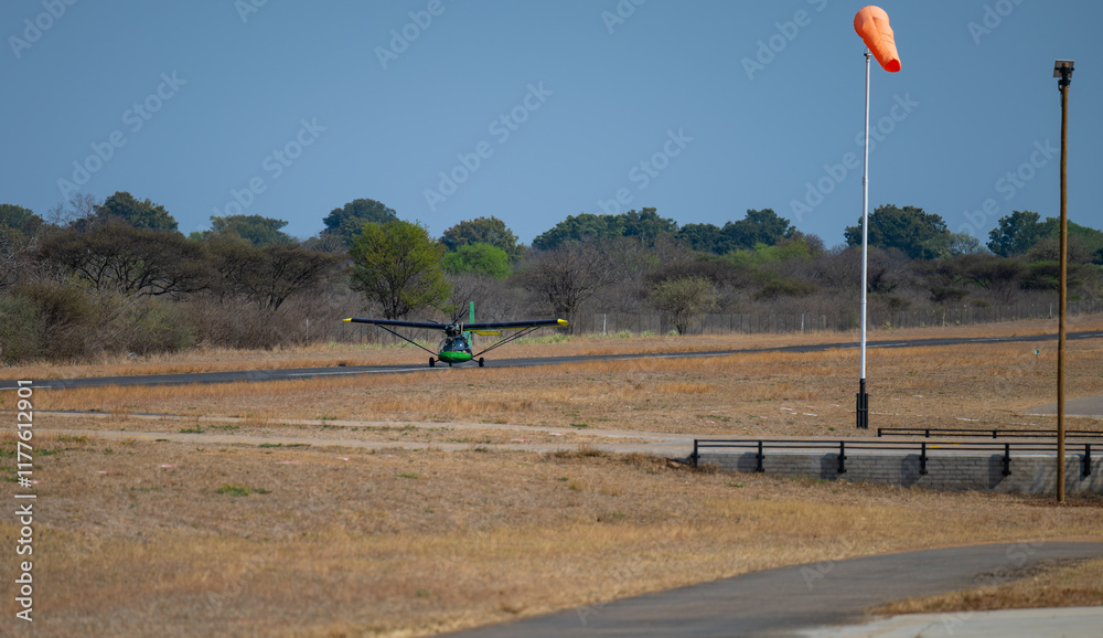 grünes Ultraleichtflugzeug beim Start auf der Landebahn und Startbahn in Hoedspruit Südafrika