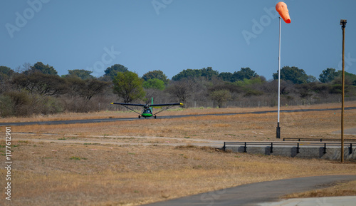 Obraz na płótnie grünes Ultraleichtflugzeug beim Start auf der Landebahn und Startbahn in Hoedspruit Südafrika w salonie