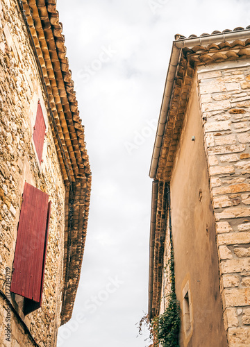 Obraz na płótnie L'Isle-sur-la-Sorgue : Charme et Sérénité Provençale w salonie
