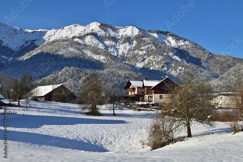 Dorfhäuser im Winter in Bad Goisern, Österreich photo