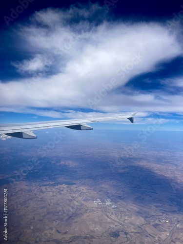 Ala de avión sobre cielo azul, Ala de avion en cielo con nubes. photo