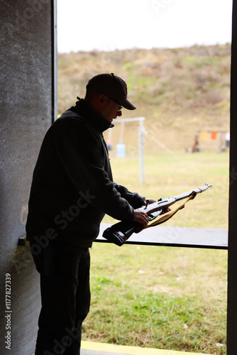 Fotografie shooting instructor shows how to reload a gun