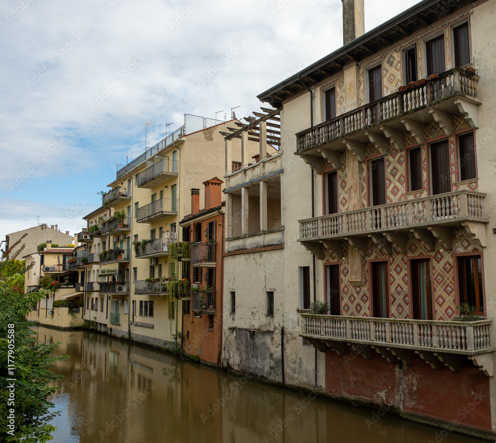 Obraz premium canals cross the city of Padua with buildings
