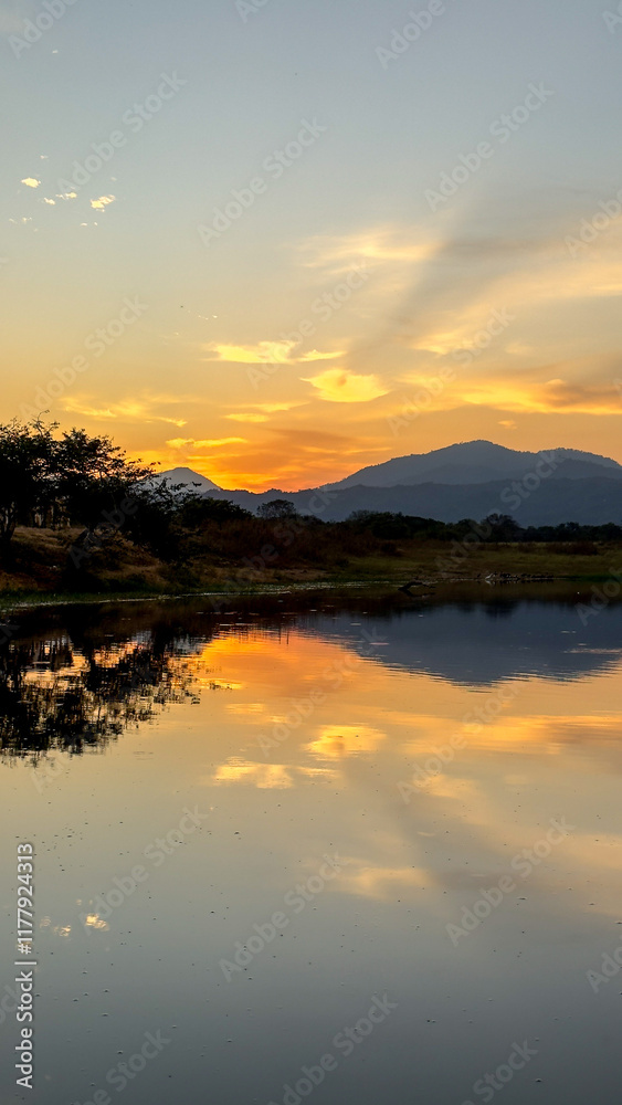 Obraz premium sunset over the lake