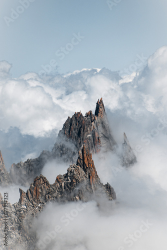 Cuadro en lienzo Sharp Aiguilles piercing through the clouds in the Vallée Blanche area of the Mo