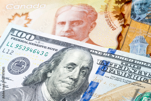 Konstfotografi 100 US dollar and 100 canadian dollar banknotes