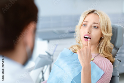 Billede på lærred Attractive young blonde woman visiting dental clinic, sitting at dental chair, p