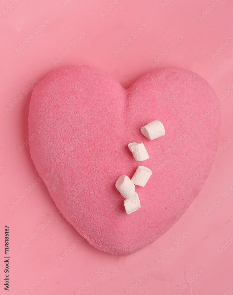 Obraz premium Heart cake on pink background