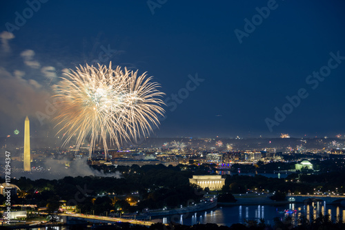 Fototapeta Naklejka Na Ścianę i Meble -  Fireworks on the 4th of July over Washington DC.
