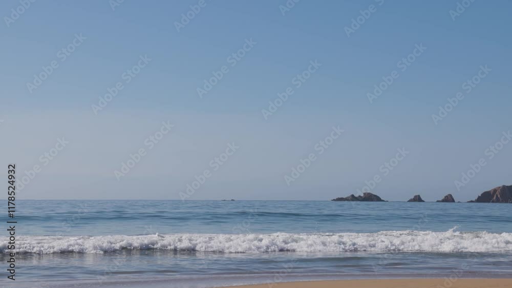 video de las olas del mar en la playa y de fondo se alcanzan a ver algunas islas que están a kilómetros 