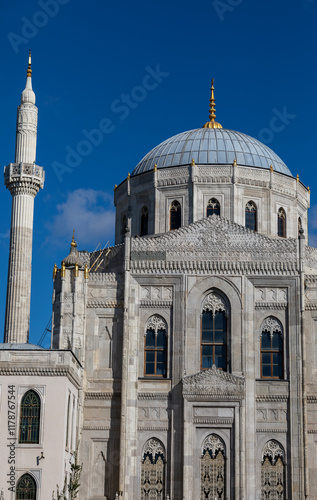 Obraz na płótnie Interior detail from Pertevniyal Valide Sultan Mosque, a 19th century Ottoman imperial mosque located in Aksaray, Istanbul, Turkey. w salonie