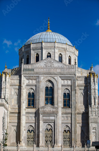 Obraz na płótnie Interior detail from Pertevniyal Valide Sultan Mosque, a 19th century Ottoman imperial mosque located in Aksaray, Istanbul, Turkey. w salonie
