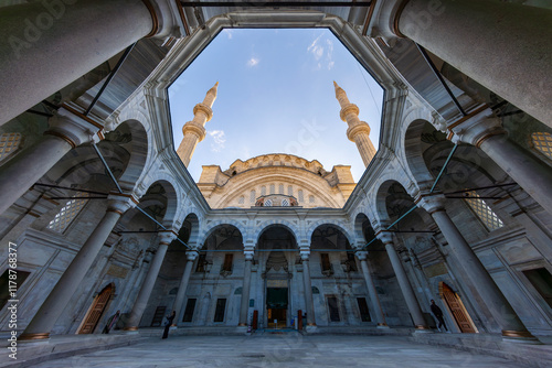 Obraz na płótnie A beautiful view of the Nuruosmaniye Camii, the mosque near the Grand Bazaar in Istanbul, Turkey w salonie