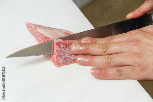 焼肉をカットする
