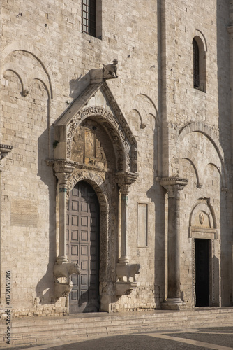 Hauptportal der Basilika San Nicola (Basilika des hl. Nikolaus von Myra), Bari, Apulien photo